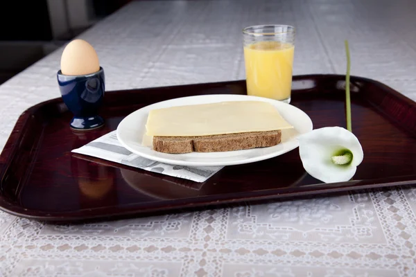 Завтрак на тарелке с хлебом, сыром, яйцом и апельсиновым соком — стоковое фото