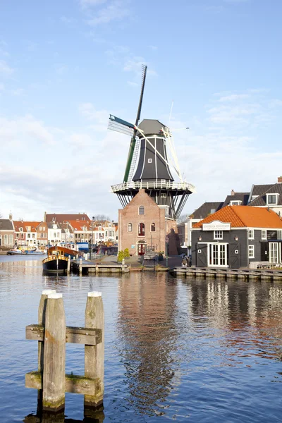 Klassische Windmühle am Kanal in den Niederlanden — Stockfoto