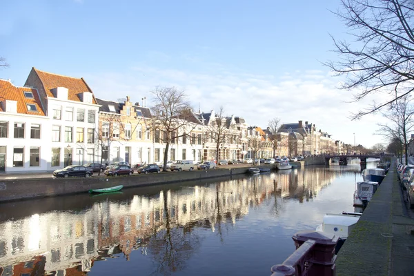 Holländischer Kanal mit alten Häusern und Booten mit blauem Himmel — Stockfoto
