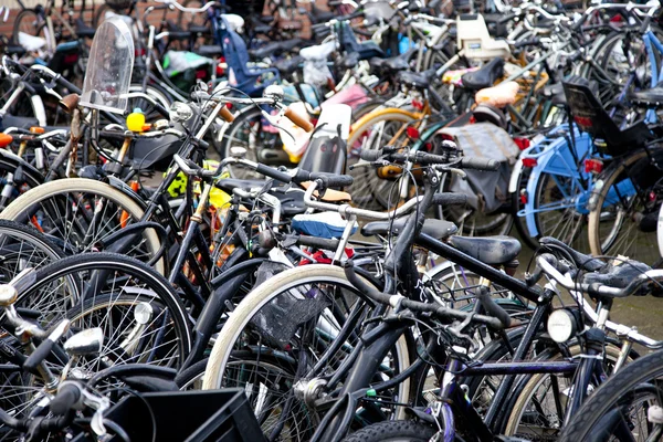 Πολλά ποδήλατα σε ράφια εκτός trainstation — Φωτογραφία Αρχείου