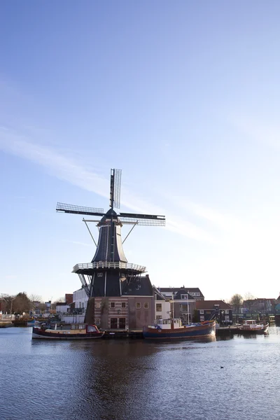 Moinho de vento clássico no canal na Holanda — Fotografia de Stock