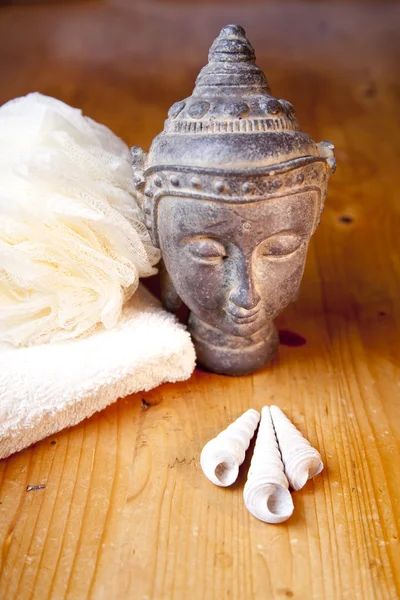 Luxury bath or shower set with towel, sponge and buddha and shells on woode — Stock Photo, Image