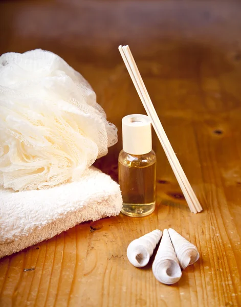 Luxury bath or shower set with towel, sponge, perfume and shells on wooden — Stock Photo, Image