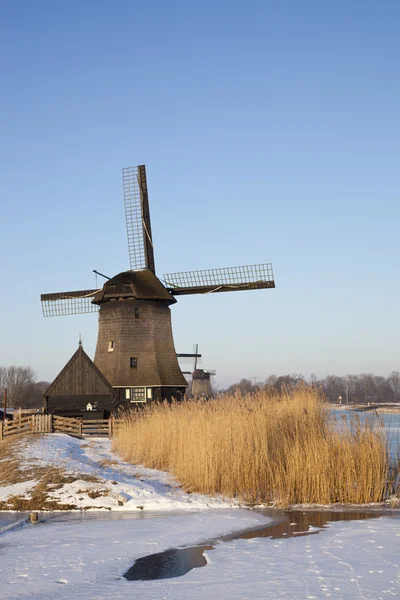 Windmühle im Winter mit Schnee, Eis und blauem Himmel — Stockfoto