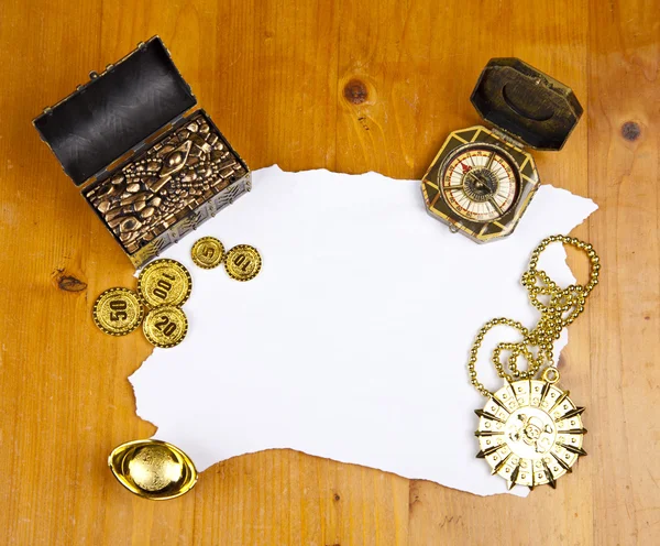 Mapa en blanco pirata con tesoro, monedas, medalla y anillo —  Fotos de Stock