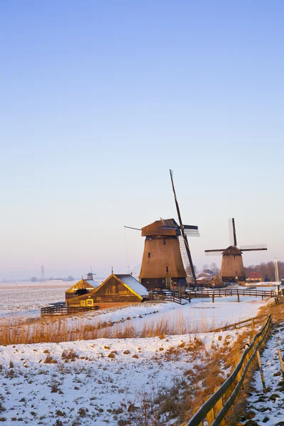 겨울 시간이 눈과 푸른 하늘에 풍차 — 스톡 사진