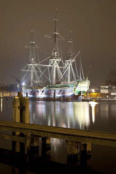 Navio histórico Amsterdam à noite no porto de Amsterdã, Holanda — Fotografia de Stock