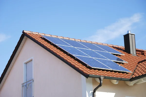 Dach mit Photovoltaikanlage Stockfoto