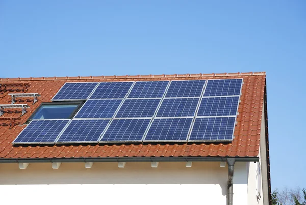 Telhado com sistema fotovoltaico — Fotografia de Stock