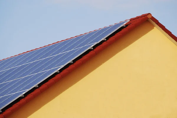 Techo con sistema fotovoltaico —  Fotos de Stock
