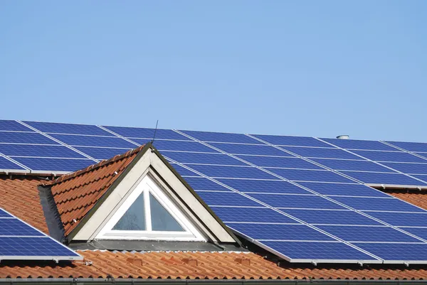 Альтернативная энергия с солнечными батареями — стоковое фото