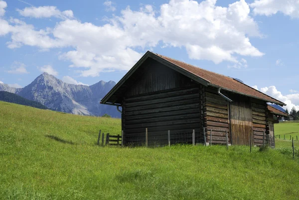 Scheune in den Alpen — Stockfoto