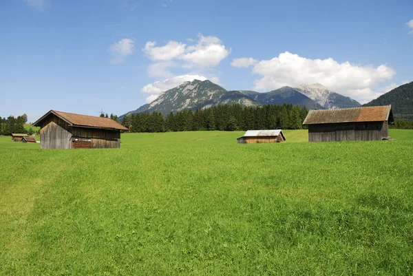 Scheunen in den Alpen — Stockfoto