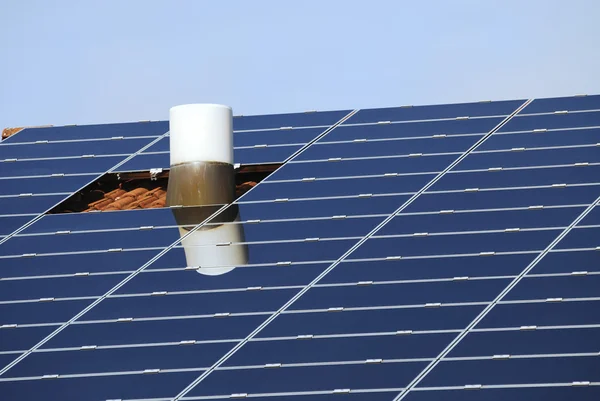 Крыша с солнечными коллекторами — стоковое фото