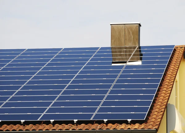 Yeşil enerji fotovoltaik ile — Stok fotoğraf