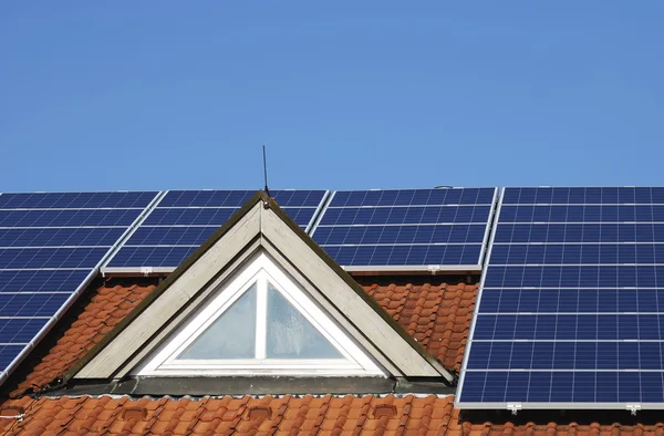 屋根の太陽光発電システム — ストック写真