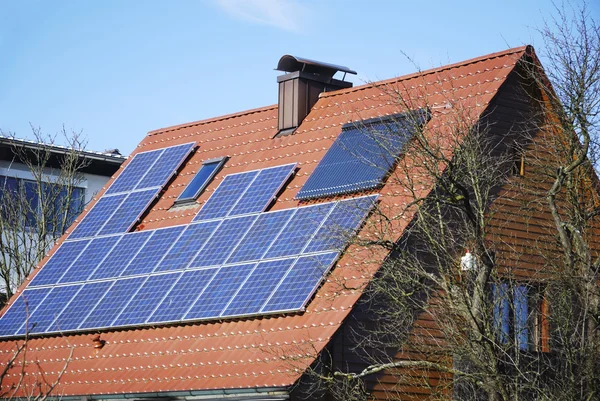 Sistema de aquecimento fotovoltaico e solar — Fotografia de Stock