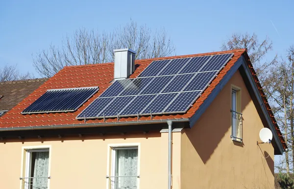 Systém fotovoltaické a solární vytápění — Stock fotografie