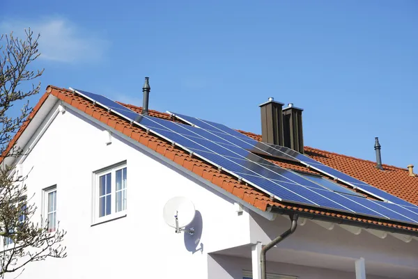 Telhado com sistema fotovoltaico — Fotografia de Stock