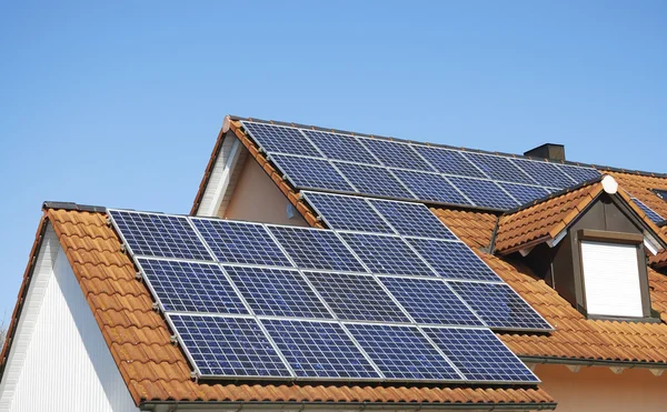 Dak met fotovoltaïsche systeem Stockfoto