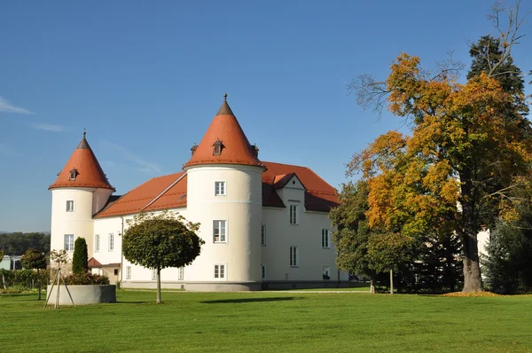 Замок осенью — стоковое фото