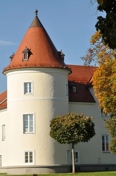 Zamek w jesieni — Zdjęcie stockowe