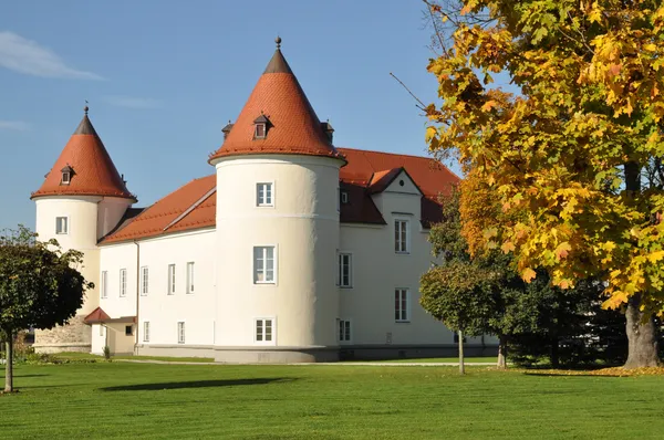 Zamek w jesieni — Zdjęcie stockowe
