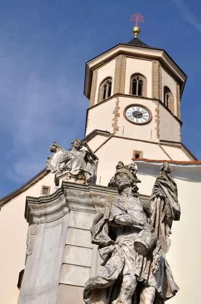 Statuen an der Kirche — Stockfoto