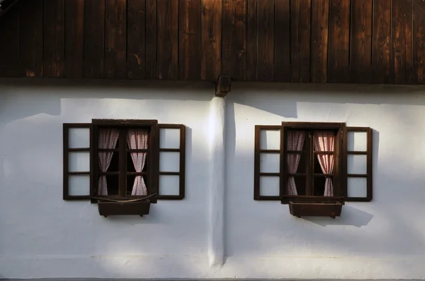 Gamle vinduer i huset – stockfoto