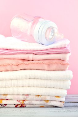 bebek şişe ve pink giyim