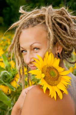 dreadlocks ile güzel kız