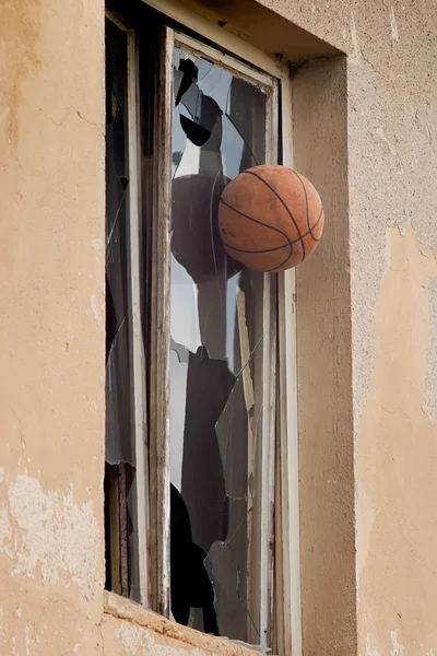 Баскетбол вдарив скляне вікно Стокове Фото