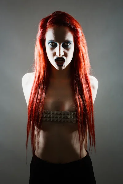 Mujer gótica expresiva con maquillaje artístico —  Fotos de Stock