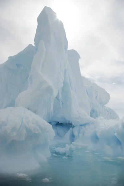 Айсберг на солнце — стоковое фото