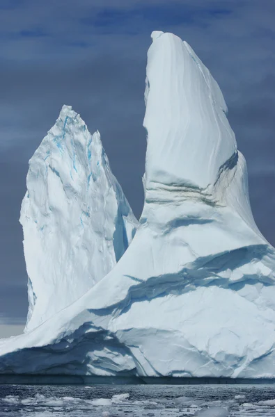 Iki tepe noktaları ile büyük bir buzdağı. — Stok fotoğraf