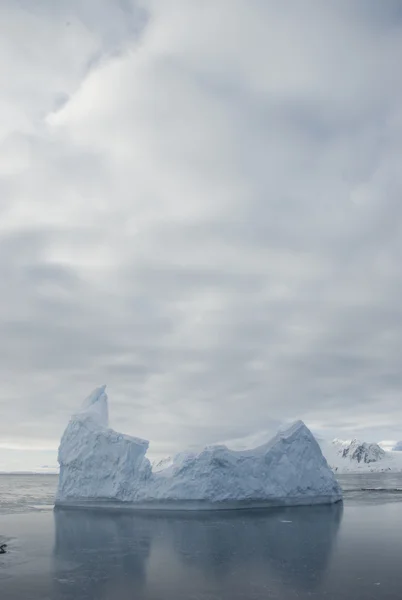 Eisberge gegen den bewölkten Himmel. — Stockfoto