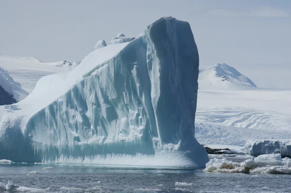Icebergs no fundo de montanhas e geleiras . — Fotografia de Stock