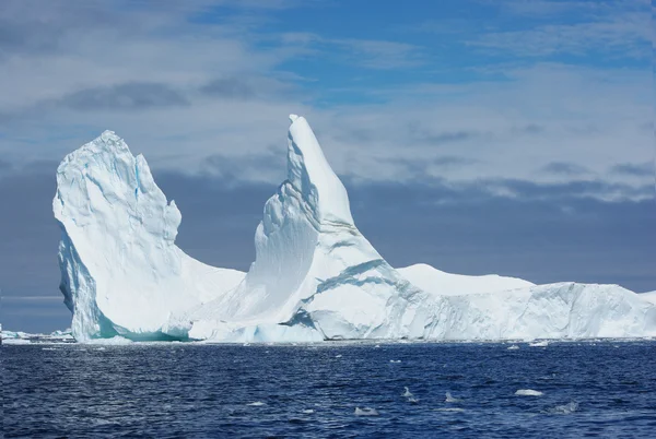 Iceberg avec deux sommets . — Photo