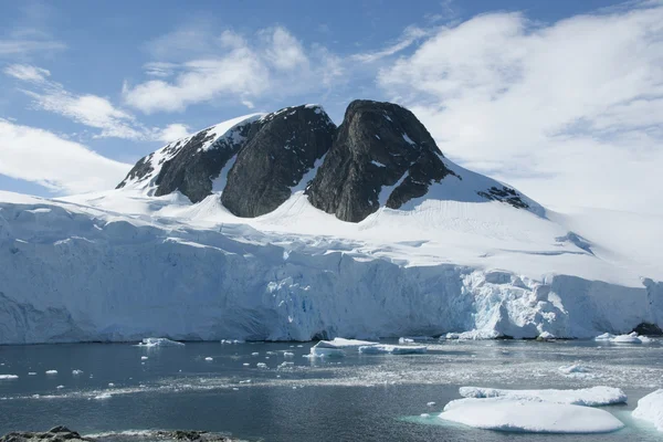 Vrchol hory v Antarktidě. — Stock fotografie
