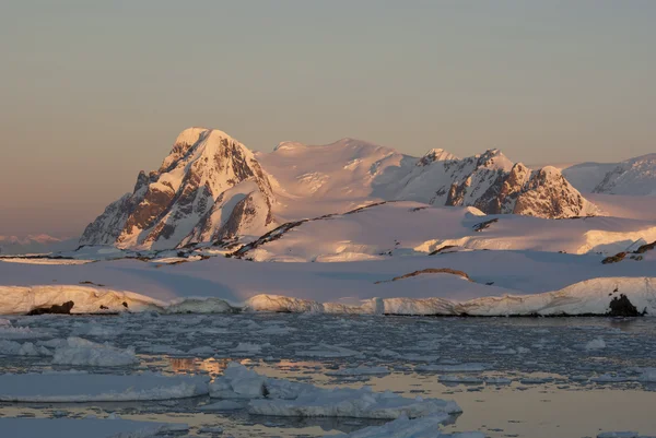 Antarktické zimě při západu slunce. — Stock fotografie