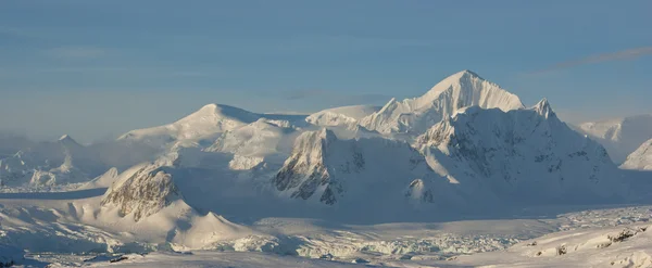 南极冬天的山. — 图库照片