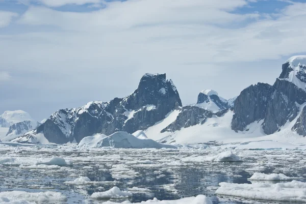 南極大陸 - 2 の山. — ストック写真