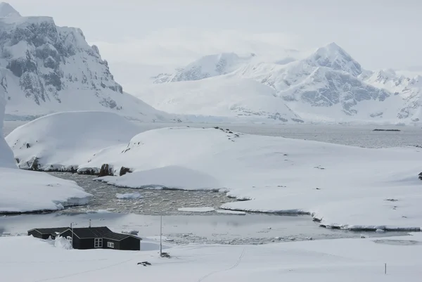 Estación Antártica en invierno . — Foto de Stock