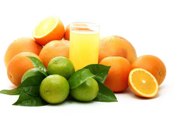 Naranjas maduras, lima verde y jugo . — Foto de Stock