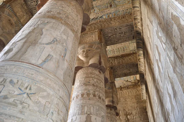 Colunas em um templo egípcio — Fotografia de Stock