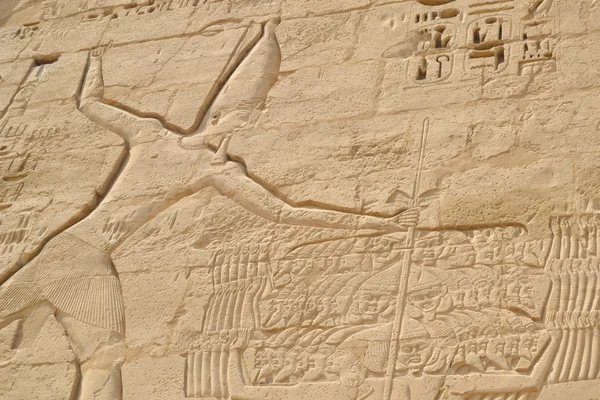Sculture geroglifiche egizie su una parete Fotografia Stock