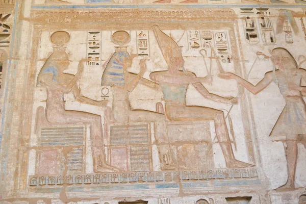 Sculture geroglifiche egizie su una parete Immagine Stock