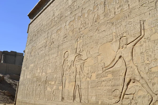 Hieroglyfiska sniderier på en egyptisk tempel vägg — Stockfoto