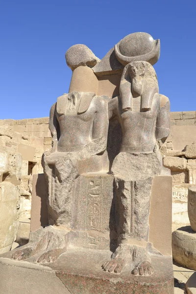 Estatua en un antiguo templo egipcio — Foto de Stock