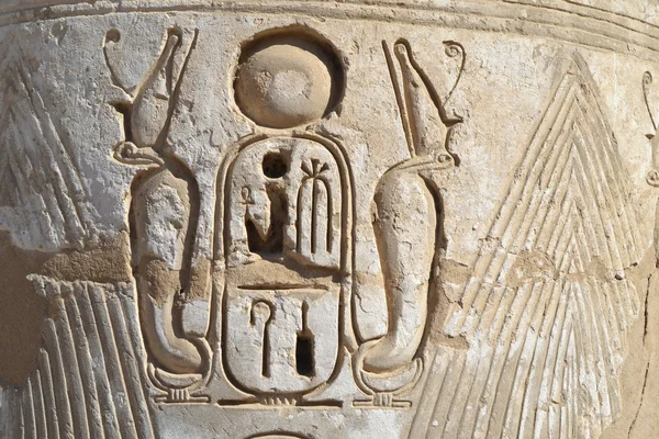 Hieroglyphic carvings on an egyptian temple wall — Stock Photo, Image